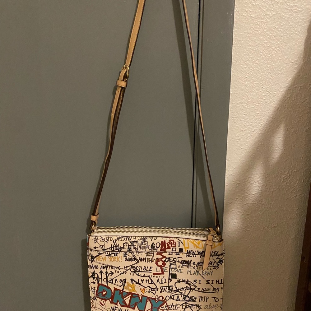 ⭐️2/$20 DKNY crossbody or shoulder purse